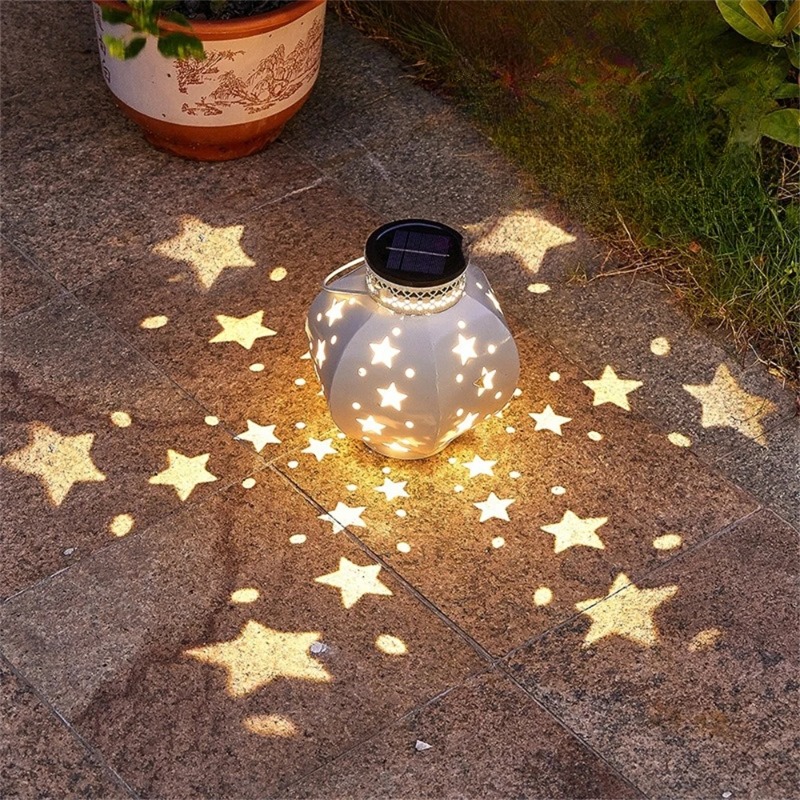 Yard Lighting Decor - โคมไฟโปรเจคเตอร์รูปดาวสำหรับสวน ไฟโซลาร์แขวนกลางแจ้ง โคมไฟโซลาร์แบบแขวนย้อนยุค พร้อมหูหิ้ว ตกแต่งสวนภายนอก