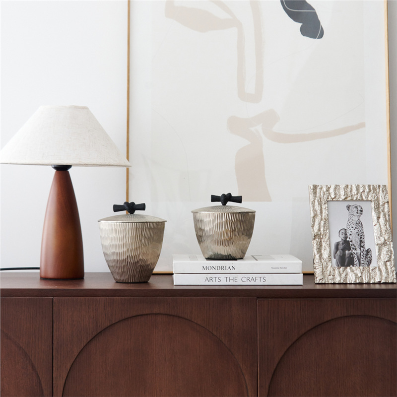 โถเก็บของลายเส้นสีเงินสไตล์อิน - Decor Lighting India บทวิจารณ์และราคา