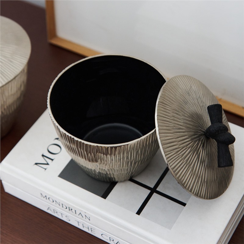 โถเก็บของลายเส้นสีเงินสไตล์อิน - Decor Lighting India บทวิจารณ์และราคา