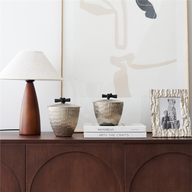 โถเก็บของลายเส้นสีเงินสไตล์อิน - Decor Lighting India บทวิจารณ์และราคา